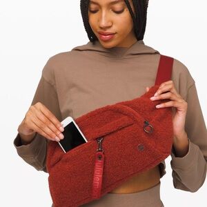 On the Beat Belt Bag Sherpa in color heathered magma